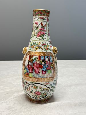Four Chinese Canton famille rose vases and a covered bowl with figural design — foto 61