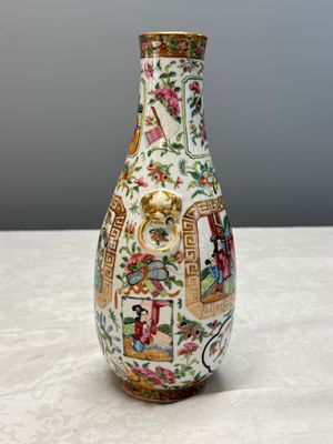 Four Chinese Canton famille rose vases and a covered bowl with figural design — foto 62