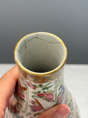 Four Chinese Canton famille rose vases and a covered bowl with figural design — foto 63