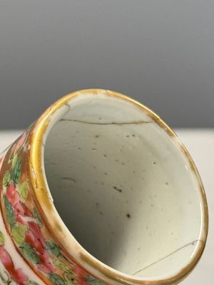 Four Chinese Canton famille rose vases and a covered bowl with figural design — foto 64