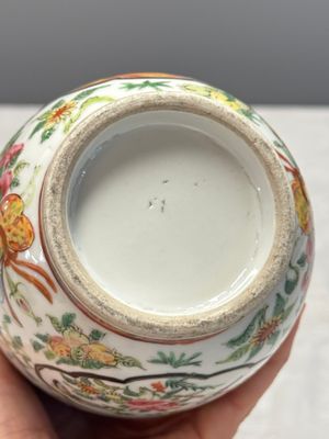 Four Chinese Canton famille rose vases and a covered bowl with figural design — foto 65