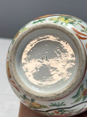 Four Chinese Canton famille rose vases and a covered bowl with figural design — foto 66