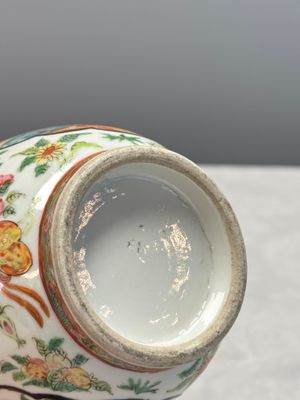 Four Chinese Canton famille rose vases and a covered bowl with figural design — foto 67