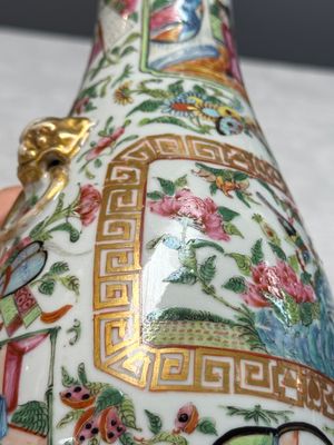 Four Chinese Canton famille rose vases and a covered bowl with figural design — foto 68