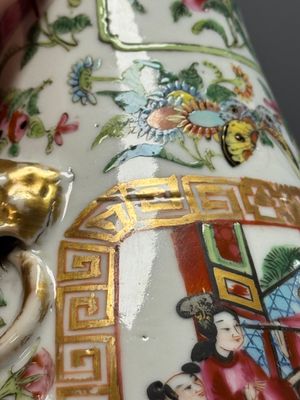 Four Chinese Canton famille rose vases and a covered bowl with figural design — foto 70