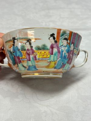 Four Chinese Canton famille rose vases and a covered bowl with figural design — foto 7