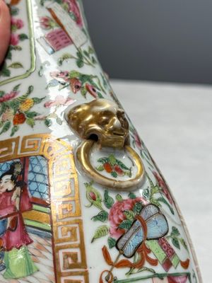 Four Chinese Canton famille rose vases and a covered bowl with figural design — foto 71