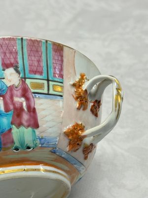 Four Chinese Canton famille rose vases and a covered bowl with figural design — foto 8