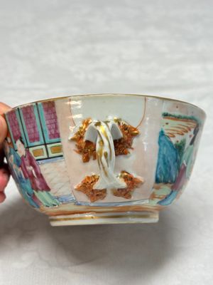 Four Chinese Canton famille rose vases and a covered bowl with figural design — foto 9