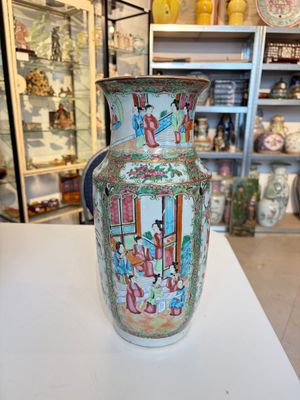 Four Chinese Canton famille rose vases with narrative design, 19th C. — photo 1