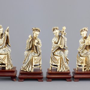 Four Chinese carved ivory ladies with instruments on wooden stands, ca. 1900 — photo 2