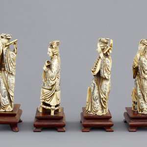 Four Chinese carved ivory ladies with instruments on wooden stands, ca. 1900 — photo 3