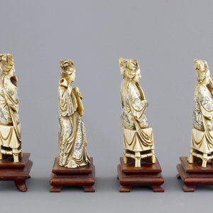 Four Chinese carved ivory ladies with instruments on wooden stands, ca. 1900 — photo 5