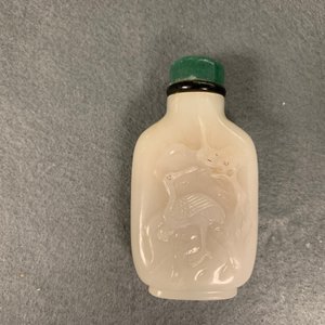 Four Chinese carved jade snuff bottles, 19/20th C. — 照片 20