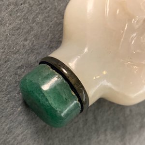 Four Chinese carved jade snuff bottles, 19/20th C. — 照片 22