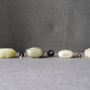 Four Chinese carved jade snuff bottles, 19/20th C. — 照片 8