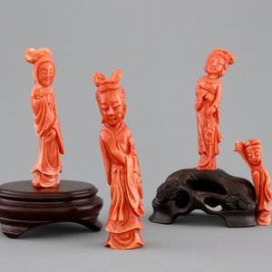 Four Chinese carved red coral figures, 19/20th C. — 照片 1
