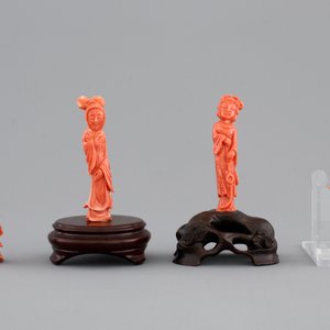 Four Chinese carved red coral figures, 19/20th C. — 照片 2