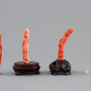 Four Chinese carved red coral figures, 19/20th C. — 照片 3