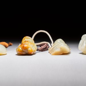 Four Chinese celadon and russet jade carvings, Qing — foto 4