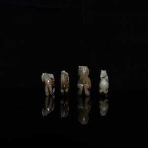 Four Chinese celadon and russet jade carvings with horses and monkeys, 19th C. — 照片 3