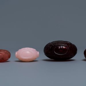 Four Chinese cherry red and pink glass snuff bottles, 19/20th C. — photo 4