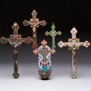 Four Chinese cloisonné crucifixes and a holy water font, 19th C. — photo 1