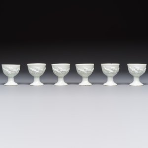 Four Chinese Dehua blanc de Chine figures of Guanyin and six wine cups, Kangxi and later — foto 2