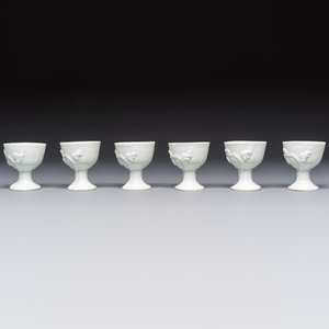 Four Chinese Dehua blanc de Chine figures of Guanyin and six wine cups, Kangxi and later — foto 3