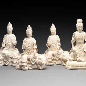 Four Chinese Dehua blanc de Chine sculptures of the seated Guanyin, 20th C. — foto 1