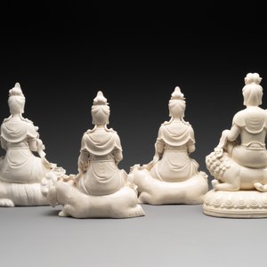 Four Chinese Dehua blanc de Chine sculptures of the seated Guanyin, 20th C. — foto 2
