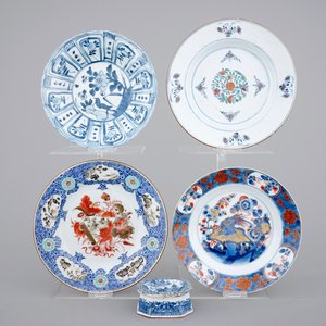 Four Chinese doucai, kraak, Yongzheng and Imari plates and a blue & white salt, 18th C. — foto 1