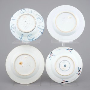Four Chinese doucai, kraak, Yongzheng and Imari plates and a blue & white salt, 18th C. — foto 2