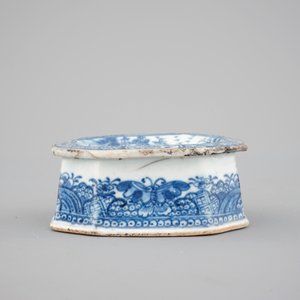 Four Chinese doucai, kraak, Yongzheng and Imari plates and a blue & white salt, 18th C. — foto 3