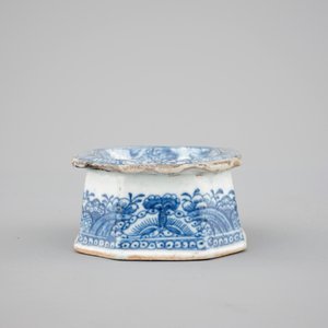 Four Chinese doucai, kraak, Yongzheng and Imari plates and a blue & white salt, 18th C. — foto 4