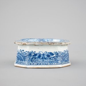 Four Chinese doucai, kraak, Yongzheng and Imari plates and a blue & white salt, 18th C. — foto 5