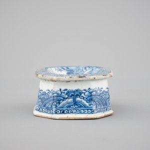 Four Chinese doucai, kraak, Yongzheng and Imari plates and a blue & white salt, 18th C. — foto 6