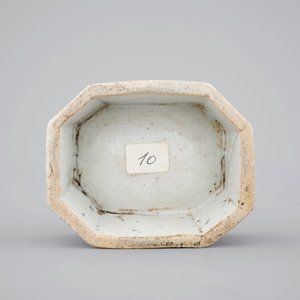 Four Chinese doucai, kraak, Yongzheng and Imari plates and a blue & white salt, 18th C. — foto 8