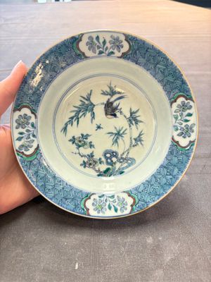 Four Chinese doucai plates with birds among bamboo and floral design, 18th C. — foto 3