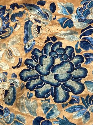 Four Chinese embroidered silk skirts and three yellow 'magua' jackets, 19/20th C. — photo 11