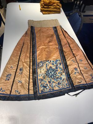 Four Chinese embroidered silk skirts and three yellow 'magua' jackets, 19/20th C. — photo 10