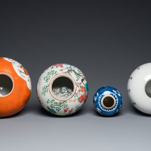 Four Chinese famille rose and blue and white covered jars, 19/20th C. — photo 6