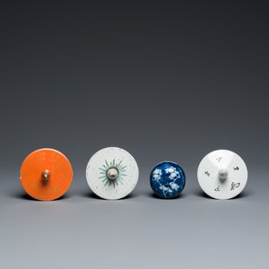 Four Chinese famille rose and blue and white covered jars, 19/20th C. — photo 8