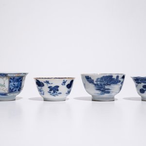 Four Chinese famille rose and blue and white cups and saucers, 18/19th C. — photo 4