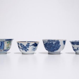 Four Chinese famille rose and blue and white cups and saucers, 18/19th C. — photo 5