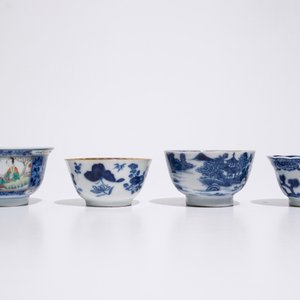 Four Chinese famille rose and blue and white cups and saucers, 18/19th C. — photo 7