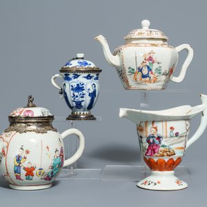 Four Chinese famille rose and blue and white jugs and teapots, Kangxi/Qianlong — 照片 1