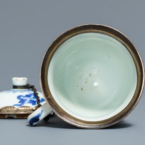 Four Chinese famille rose and blue and white jugs and teapots, Kangxi/Qianlong — 照片 21