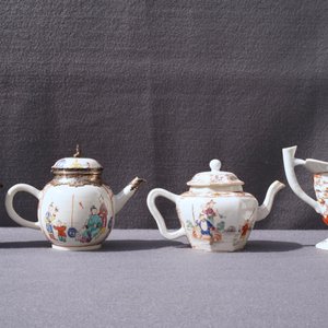 Four Chinese famille rose and blue and white jugs and teapots, Kangxi/Qianlong — 照片 29