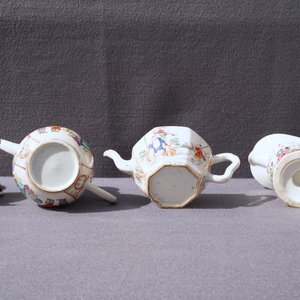 Four Chinese famille rose and blue and white jugs and teapots, Kangxi/Qianlong — 照片 31